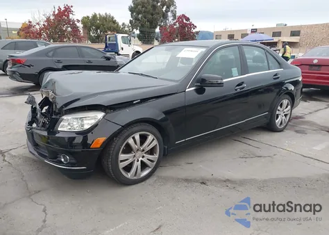 2011 Mercedes-Benz C 300 Luxury z USA, uszkodzony, nr VIN WDDGF5EB8BA467755